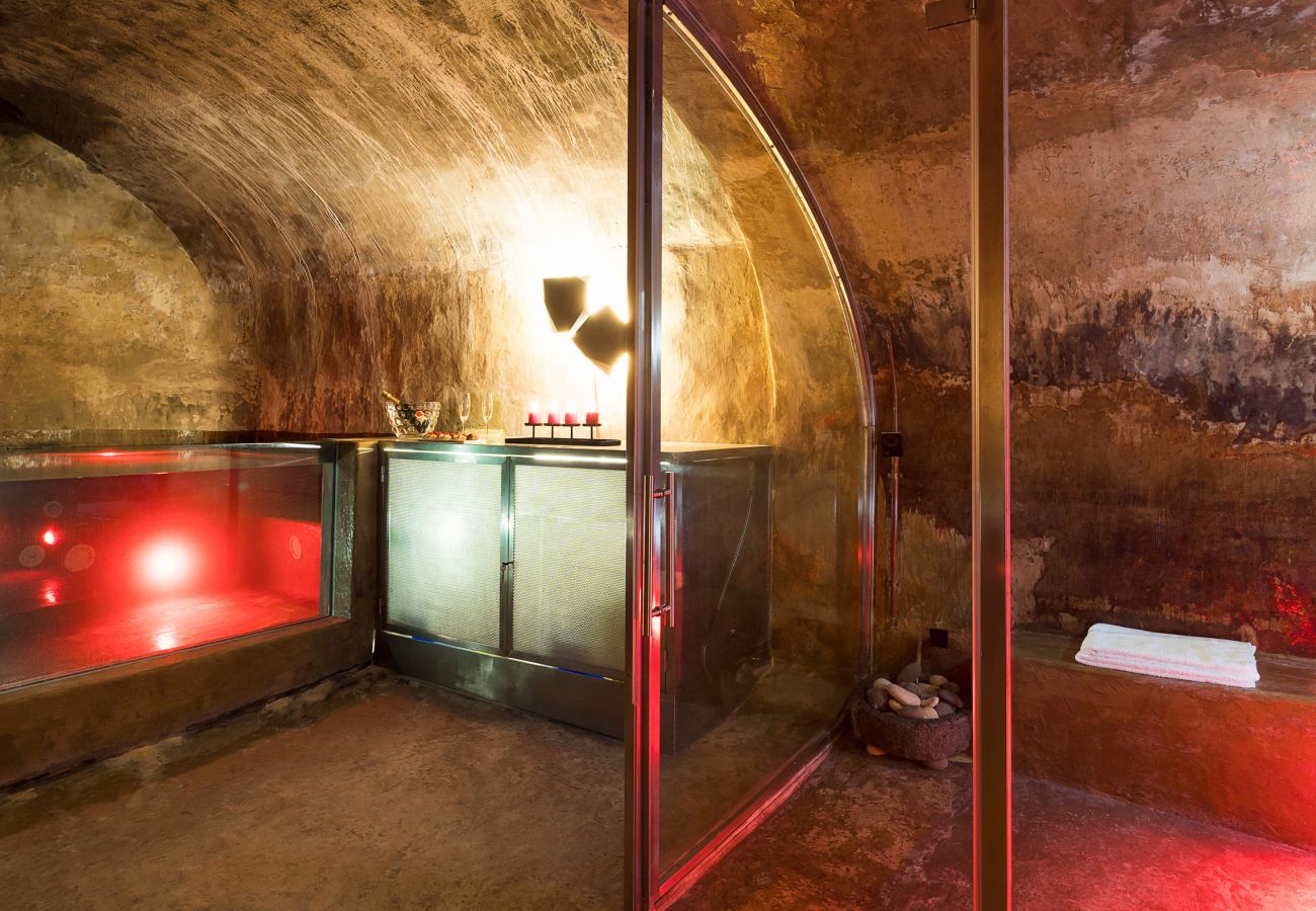 Villa a Zafferana Etnea - Villa con piscina, wellness e campo da calcetto privati - 8 pax