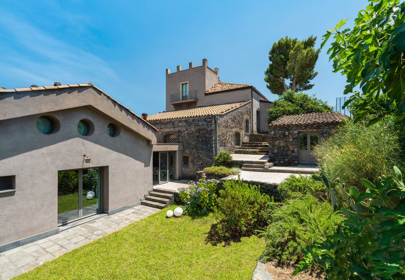 Villa a Zafferana Etnea - Villa con piscina, wellness e campo da calcetto privati - 8 pax