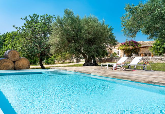 Villa a Scicli - Villa esclusiva con piscina, cucina esterna, Scicli, Sicilia - 12 pax Villa a Scicli - Villa esclusiva con piscina, cucina esterna, Scicli, Sicilia - 12 pax