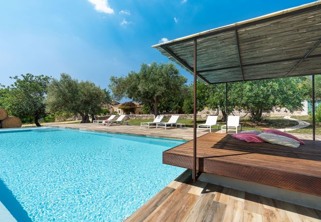 Villa a Scicli - Villa esclusiva con piscina, cucina esterna, Scicli, Sicilia - 12 pax Villa a Scicli - Villa esclusiva con piscina, cucina esterna, Scicli, Sicilia - 12 pax