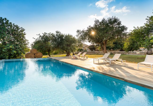 Villa a Scicli - Villa esclusiva con piscina, cucina esterna, Scicli, Sicilia - 12 pax Villa a Scicli - Villa esclusiva con piscina, cucina esterna, Scicli, Sicilia - 12 pax