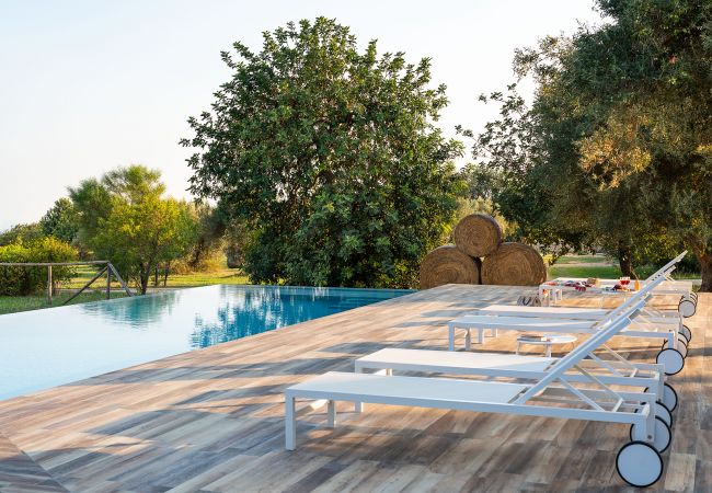 Villa a Scicli - Villa esclusiva con piscina, cucina esterna, Scicli, Sicilia - 12 pax Villa a Scicli - Villa esclusiva con piscina, cucina esterna, Scicli, Sicilia - 12 pax