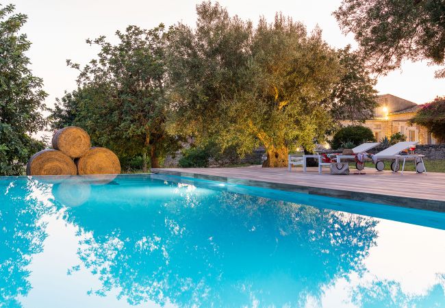 Villa a Scicli - Villa esclusiva con piscina, cucina esterna, Scicli, Sicilia - 12 pax Villa a Scicli - Villa esclusiva con piscina, cucina esterna, Scicli, Sicilia - 12 pax
