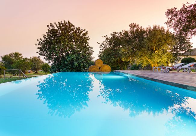 Villa a Scicli - Villa esclusiva con piscina, cucina esterna, Scicli, Sicilia - 12 pax Villa a Scicli - Villa esclusiva con piscina, cucina esterna, Scicli, Sicilia - 12 pax
