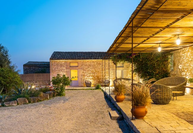 Villa a Scicli - Villa esclusiva con piscina, cucina esterna, Scicli, Sicilia - 12 pax Villa a Scicli - Villa esclusiva con piscina, cucina esterna, Scicli, Sicilia - 12 pax