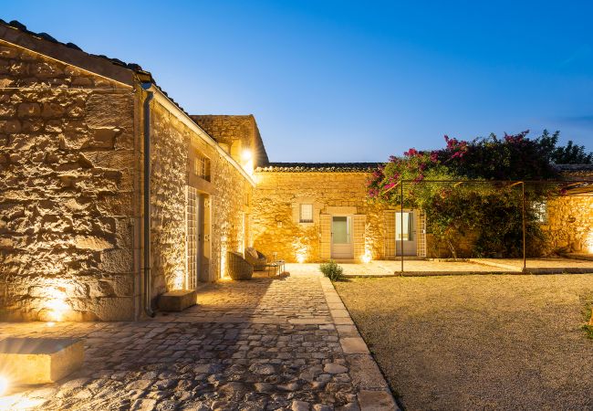 Villa a Scicli - Villa esclusiva con piscina, cucina esterna, Scicli, Sicilia - 12 pax Villa a Scicli - Villa esclusiva con piscina, cucina esterna, Scicli, Sicilia - 12 pax
