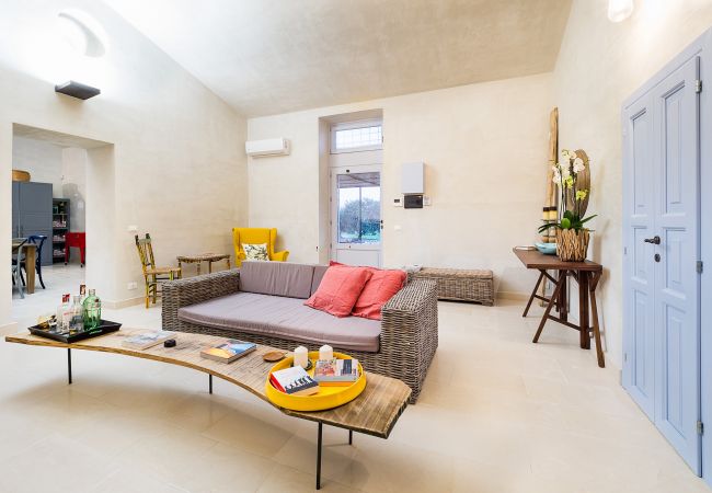 Villa a Scicli - Villa esclusiva con piscina, cucina esterna, Scicli, Sicilia - 12 pax Villa a Scicli - Villa esclusiva con piscina, cucina esterna, Scicli, Sicilia - 12 pax