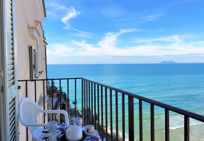  a Sperlonga - Panoramico Trilocale in Centro Storico