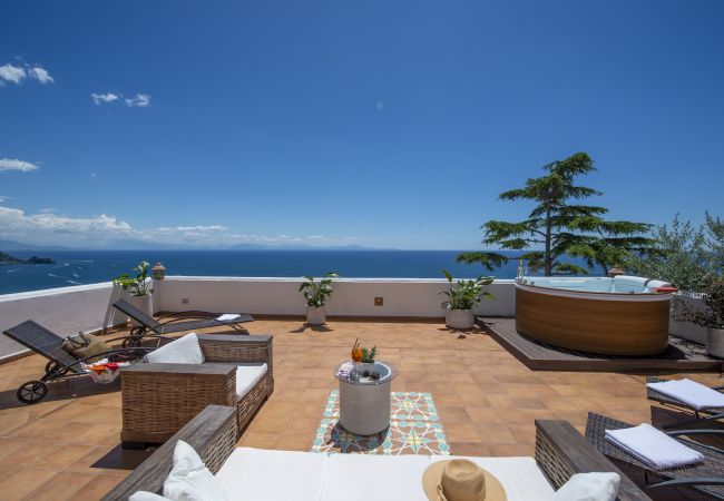 Villa a Praiano - Villa Albatros - Villa panoramica ideale per grandi gruppi Villa a Praiano - Villa Albatros - Villa panoramica ideale per grandi gruppi