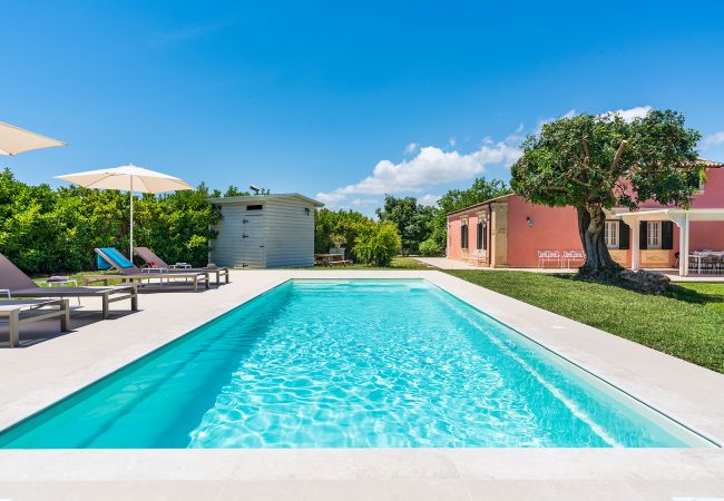 Villa a Fontane Bianche - Villa con piscina, 300 metri dal mare di Fontane Bianche Villa a Fontane Bianche - Villa con piscina, 300 metri dal mare di Fontane Bianche