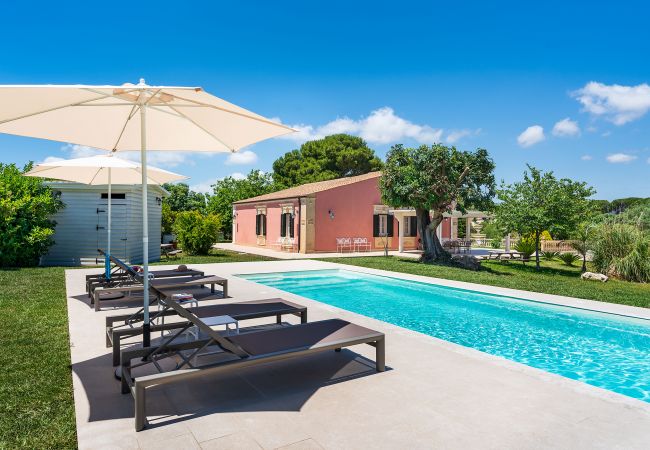 Villa a Fontane Bianche - Villa con piscina, 300 metri dal mare di Fontane Bianche Villa a Fontane Bianche - Villa con piscina, 300 metri dal mare di Fontane Bianche