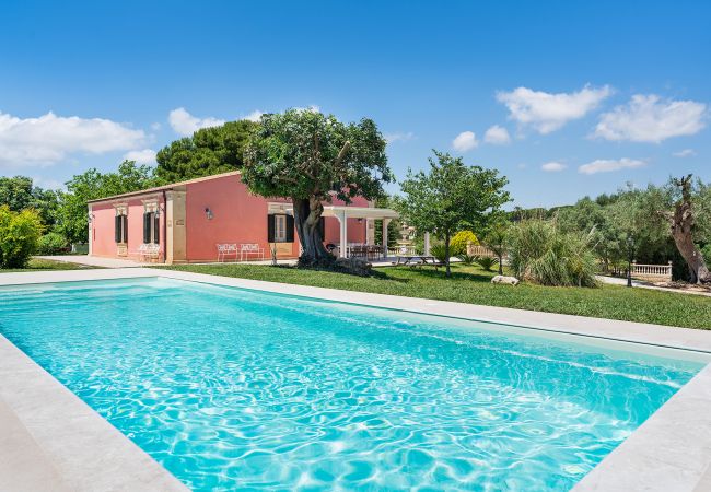 Villa a Fontane Bianche - Villa con piscina, 300 metri dal mare di Fontane Bianche Villa a Fontane Bianche - Villa con piscina, 300 metri dal mare di Fontane Bianche