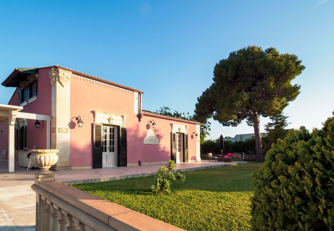 Villa a Fontane Bianche - Villa con piscina, 300 metri dal mare di Fontane Bianche Villa a Fontane Bianche - Villa con piscina, 300 metri dal mare di Fontane Bianche