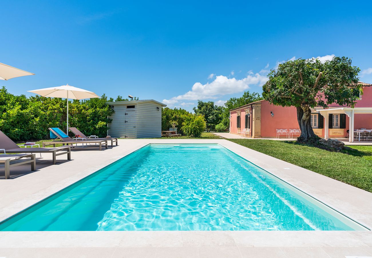 Villa a Fontane Bianche - Villa con piscina, 300 metri dal mare di Fontane Bianche Villa a Fontane Bianche - Villa con piscina, 300 metri dal mare di Fontane Bianche