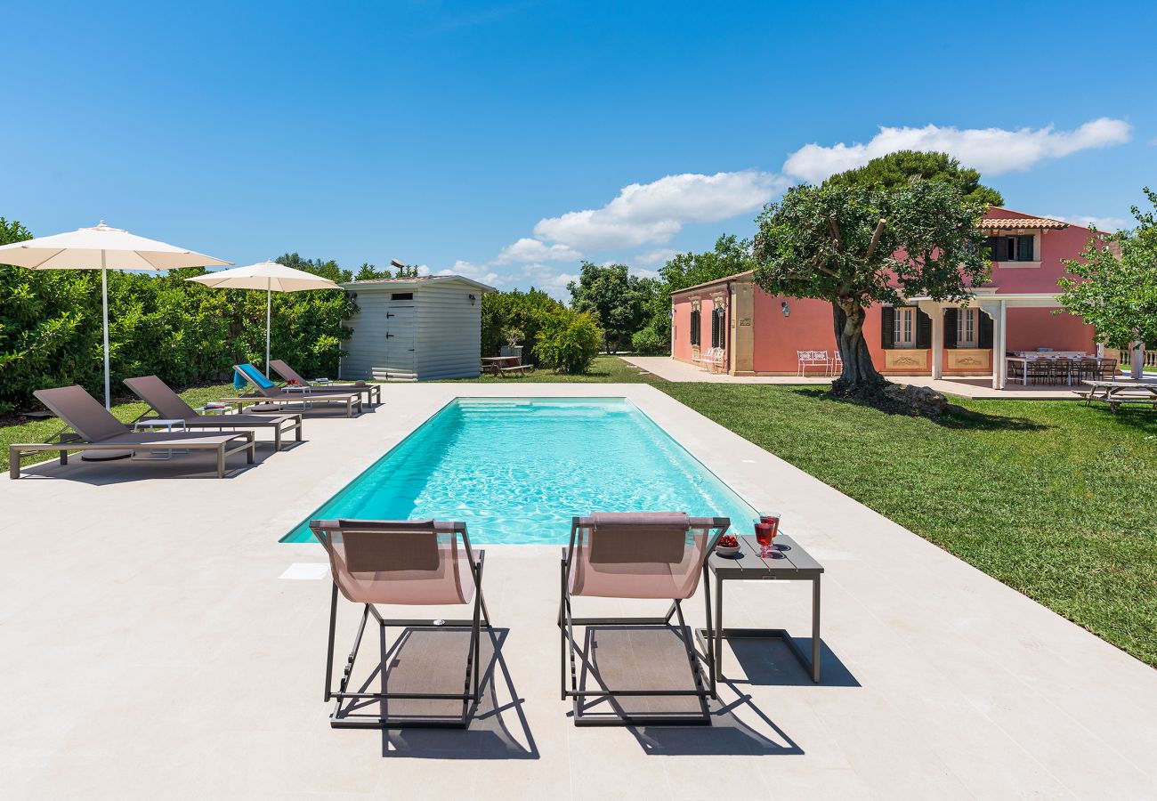 Villa a Fontane Bianche - Villa con piscina, 300 metri dal mare di Fontane Bianche Villa a Fontane Bianche - Villa con piscina, 300 metri dal mare di Fontane Bianche