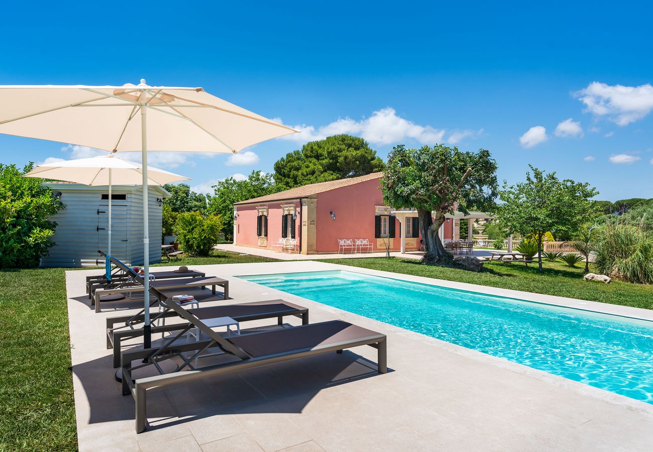 Villa a Fontane Bianche - Villa con piscina, 300 metri dal mare di Fontane Bianche Villa a Fontane Bianche - Villa con piscina, 300 metri dal mare di Fontane Bianche