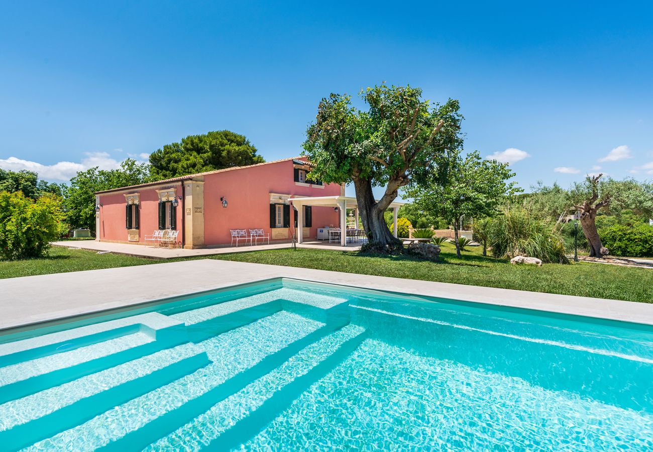 Villa a Fontane Bianche - Villa con piscina, 300 metri dal mare di Fontane Bianche Villa a Fontane Bianche - Villa con piscina, 300 metri dal mare di Fontane Bianche