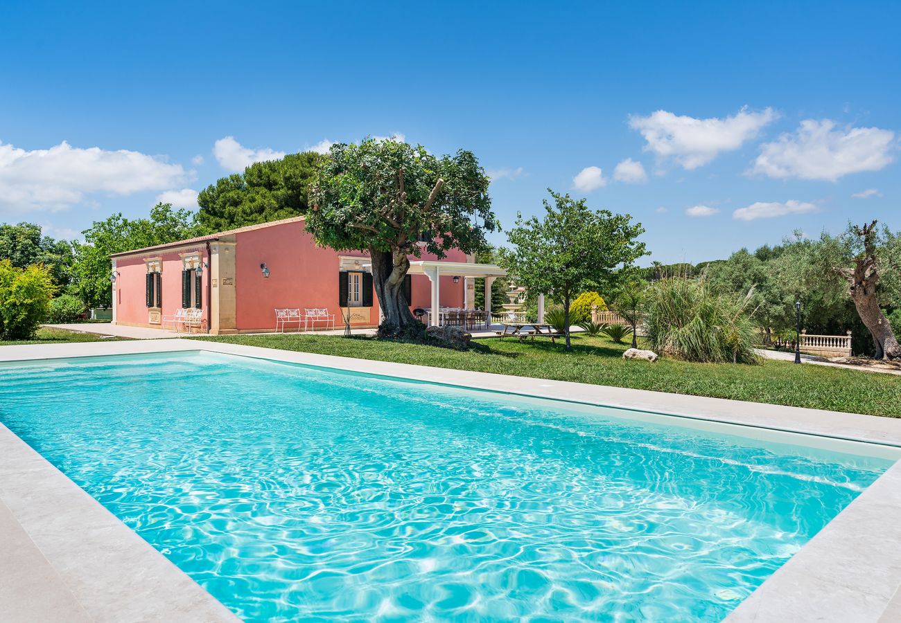 Villa a Fontane Bianche - Villa con piscina, 300 metri dal mare di Fontane Bianche Villa a Fontane Bianche - Villa con piscina, 300 metri dal mare di Fontane Bianche