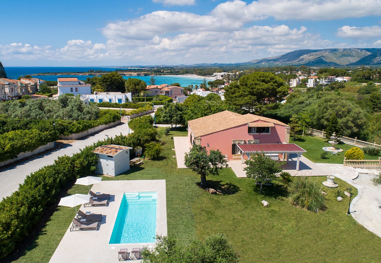 Villa a Fontane Bianche - Villa con piscina, 300 metri dal mare di Fontane Bianche Villa a Fontane Bianche - Villa con piscina, 300 metri dal mare di Fontane Bianche