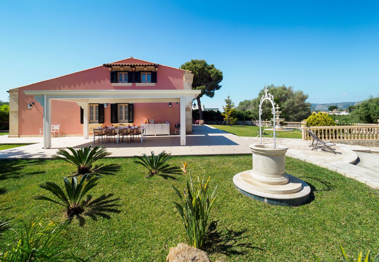 Villa a Fontane Bianche - Villa con piscina, 300 metri dal mare di Fontane Bianche Villa a Fontane Bianche - Villa con piscina, 300 metri dal mare di Fontane Bianche