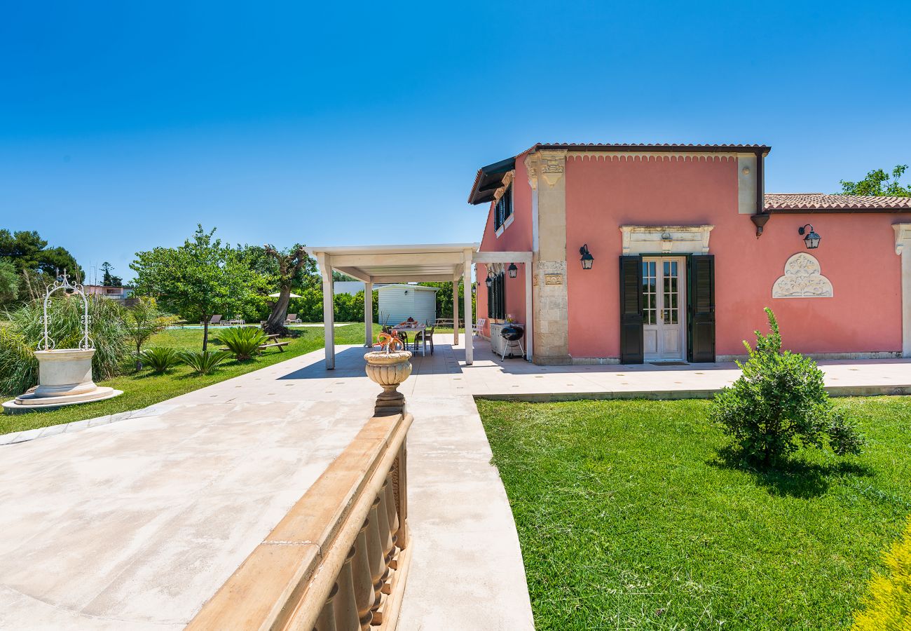 Villa a Fontane Bianche - Villa con piscina, 300 metri dal mare di Fontane Bianche Villa a Fontane Bianche - Villa con piscina, 300 metri dal mare di Fontane Bianche