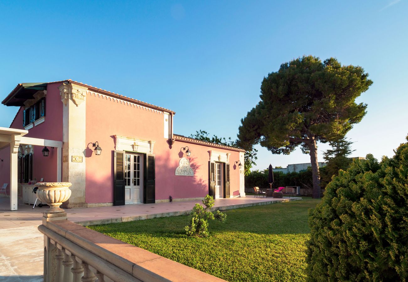 Villa a Fontane Bianche - Villa con piscina, 300 metri dal mare di Fontane Bianche Villa a Fontane Bianche - Villa con piscina, 300 metri dal mare di Fontane Bianche