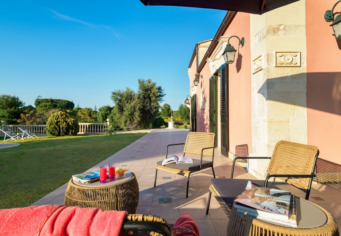 Villa a Fontane Bianche - Villa con piscina, 300 metri dal mare di Fontane Bianche Villa a Fontane Bianche - Villa con piscina, 300 metri dal mare di Fontane Bianche