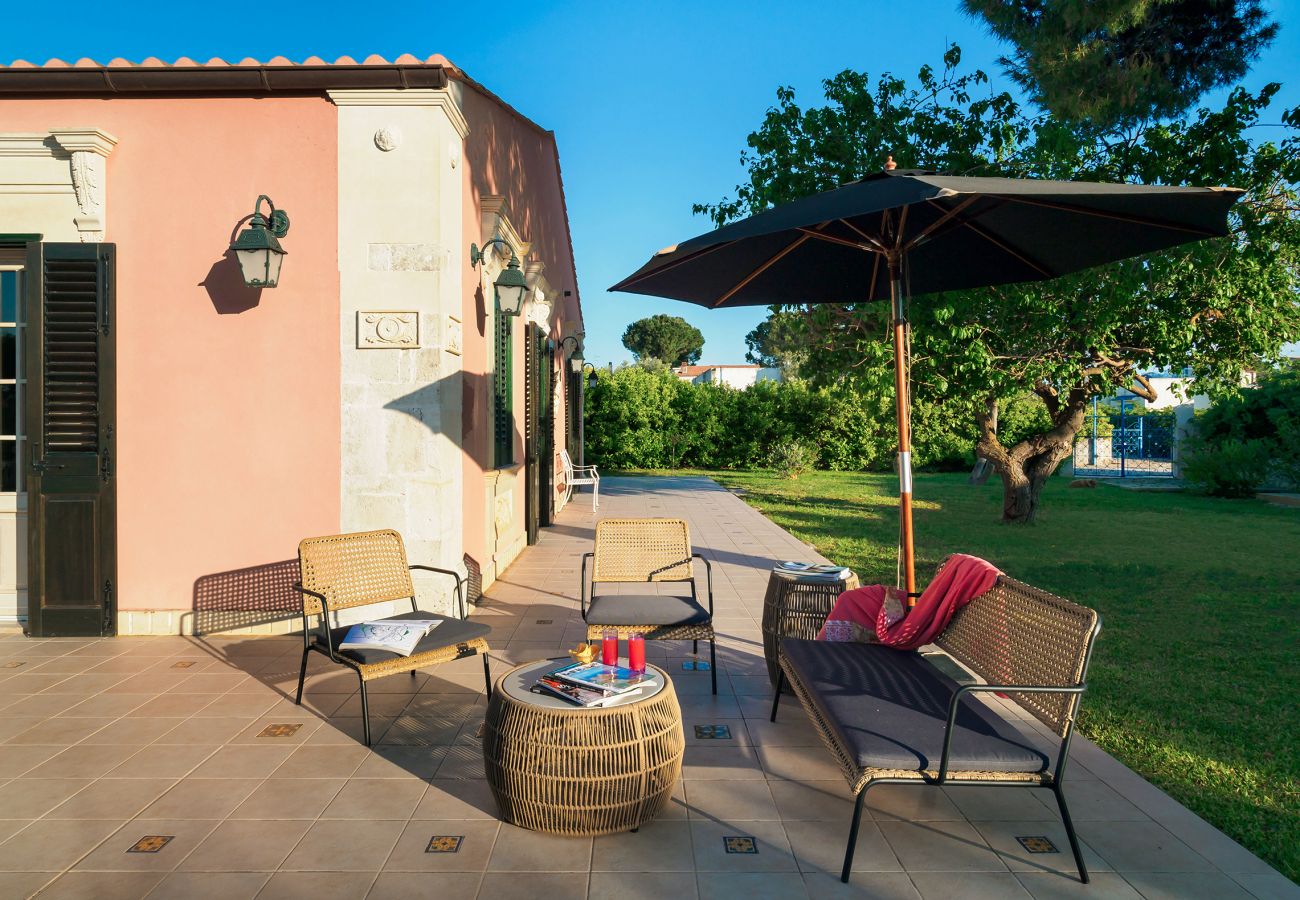 Villa a Fontane Bianche - Villa con piscina, 300 metri dal mare di Fontane Bianche Villa a Fontane Bianche - Villa con piscina, 300 metri dal mare di Fontane Bianche