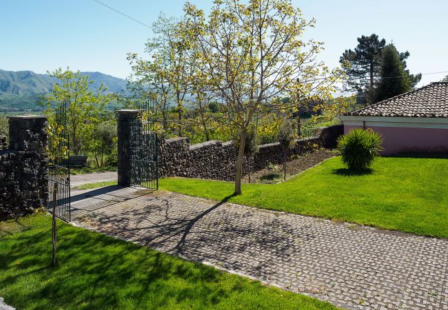 Villa a Randazzo - Villa di charme con piscina a Randazzo, Sicilia - 10 pax Villa a Randazzo - Villa di charme con piscina a Randazzo, Sicilia - 10 pax