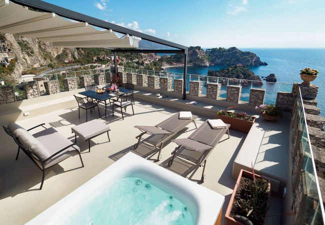  a Taormina - Appartamento con terrazza e Jacuzzi fronte mare, Taormina, Sicilia