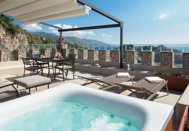 Appartamento a Taormina - Appartamento con terrazza e Jacuzzi fronte mare, Taormina, Sicilia Appartamento a Taormina - Appartamento con terrazza e Jacuzzi fronte mare, Taormina, Sicilia