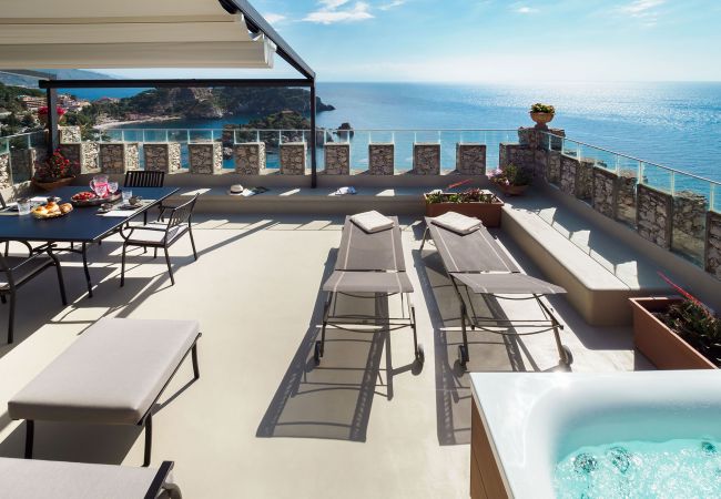 Appartamento a Taormina - Appartamento con terrazza e Jacuzzi fronte mare, Taormina, Sicilia Appartamento a Taormina - Appartamento con terrazza e Jacuzzi fronte mare, Taormina, Sicilia