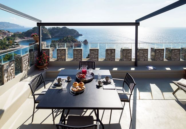 Appartamento a Taormina - Appartamento con terrazza e Jacuzzi fronte mare, Taormina, Sicilia Appartamento a Taormina - Appartamento con terrazza e Jacuzzi fronte mare, Taormina, Sicilia