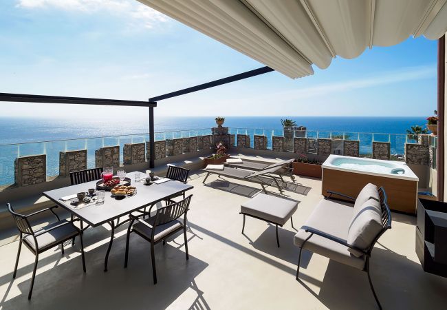 Appartamento a Taormina - Appartamento con terrazza e Jacuzzi fronte mare, Taormina, Sicilia Appartamento a Taormina - Appartamento con terrazza e Jacuzzi fronte mare, Taormina, Sicilia