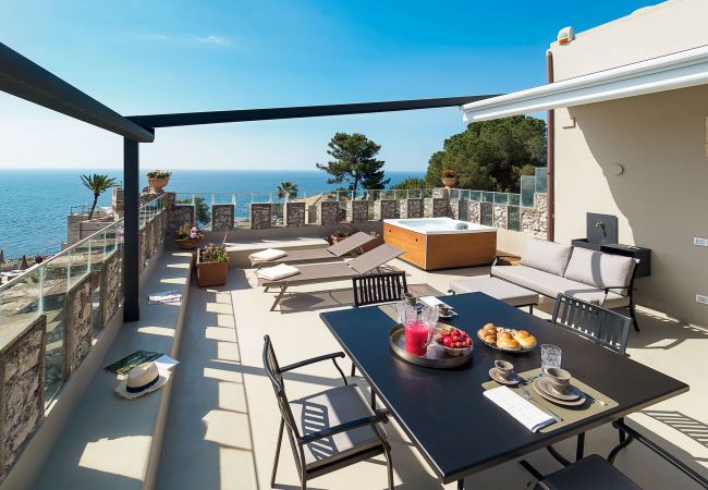 Appartamento a Taormina - Appartamento con terrazza e Jacuzzi fronte mare, Taormina, Sicilia Appartamento a Taormina - Appartamento con terrazza e Jacuzzi fronte mare, Taormina, Sicilia