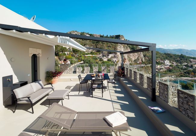 Appartamento a Taormina - Appartamento con terrazza e Jacuzzi fronte mare, Taormina, Sicilia Appartamento a Taormina - Appartamento con terrazza e Jacuzzi fronte mare, Taormina, Sicilia