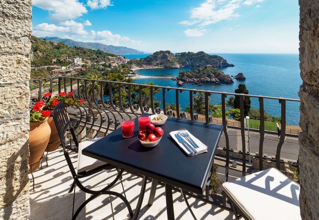 Appartamento a Taormina - Appartamento con terrazza e Jacuzzi fronte mare, Taormina, Sicilia Appartamento a Taormina - Appartamento con terrazza e Jacuzzi fronte mare, Taormina, Sicilia