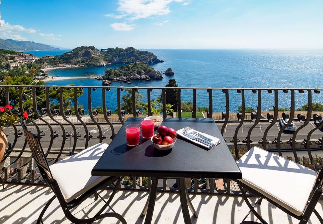 Appartamento a Taormina - Appartamento con terrazza e Jacuzzi fronte mare, Taormina, Sicilia Appartamento a Taormina - Appartamento con terrazza e Jacuzzi fronte mare, Taormina, Sicilia