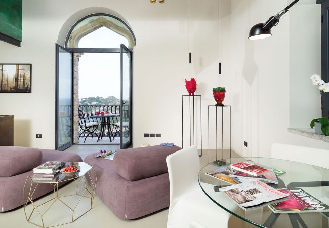 Appartamento a Taormina - Appartamento con terrazza e Jacuzzi fronte mare, Taormina, Sicilia Appartamento a Taormina - Appartamento con terrazza e Jacuzzi fronte mare, Taormina, Sicilia