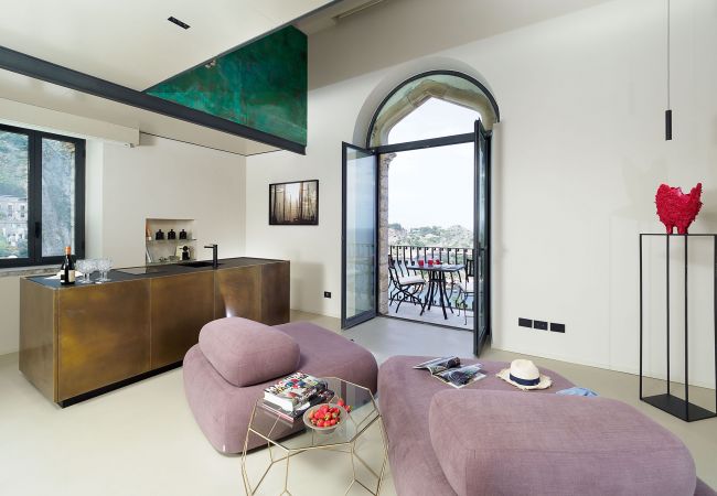 Appartamento a Taormina - Appartamento con terrazza e Jacuzzi fronte mare, Taormina, Sicilia Appartamento a Taormina - Appartamento con terrazza e Jacuzzi fronte mare, Taormina, Sicilia