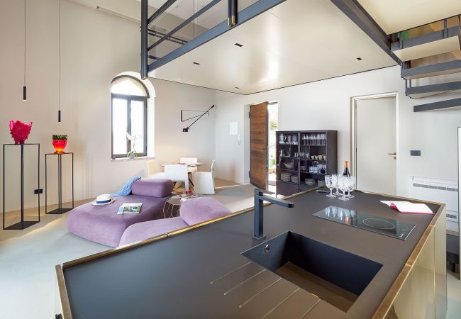 Appartamento a Taormina - Appartamento con terrazza e Jacuzzi fronte mare, Taormina, Sicilia Appartamento a Taormina - Appartamento con terrazza e Jacuzzi fronte mare, Taormina, Sicilia