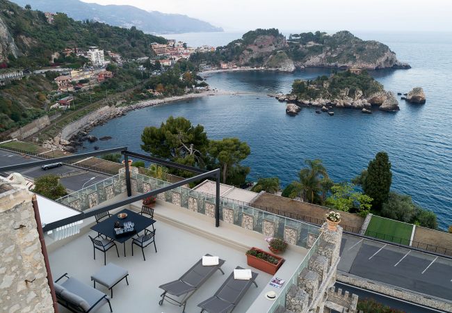 Appartamento a Taormina - Appartamento con terrazza e Jacuzzi fronte mare, Taormina, Sicilia Appartamento a Taormina - Appartamento con terrazza e Jacuzzi fronte mare, Taormina, Sicilia