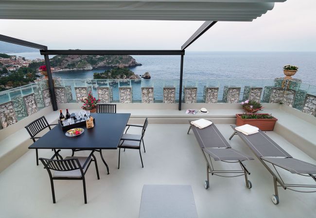 Appartamento a Taormina - Appartamento con terrazza e Jacuzzi fronte mare, Taormina, Sicilia Appartamento a Taormina - Appartamento con terrazza e Jacuzzi fronte mare, Taormina, Sicilia