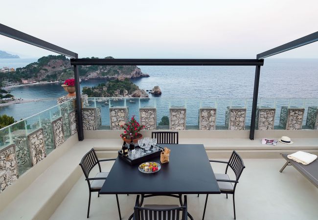 Appartamento a Taormina - Appartamento con terrazza e Jacuzzi fronte mare, Taormina, Sicilia Appartamento a Taormina - Appartamento con terrazza e Jacuzzi fronte mare, Taormina, Sicilia