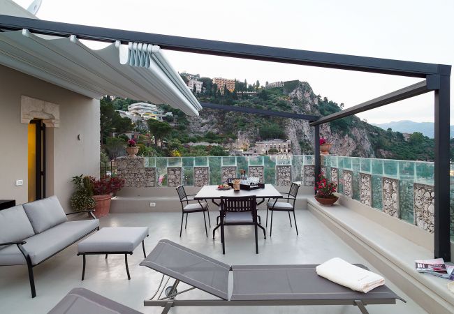 Appartamento a Taormina - Appartamento con terrazza e Jacuzzi fronte mare, Taormina, Sicilia Appartamento a Taormina - Appartamento con terrazza e Jacuzzi fronte mare, Taormina, Sicilia