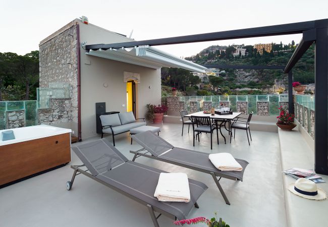 Appartamento a Taormina - Appartamento con terrazza e Jacuzzi fronte mare, Taormina, Sicilia Appartamento a Taormina - Appartamento con terrazza e Jacuzzi fronte mare, Taormina, Sicilia