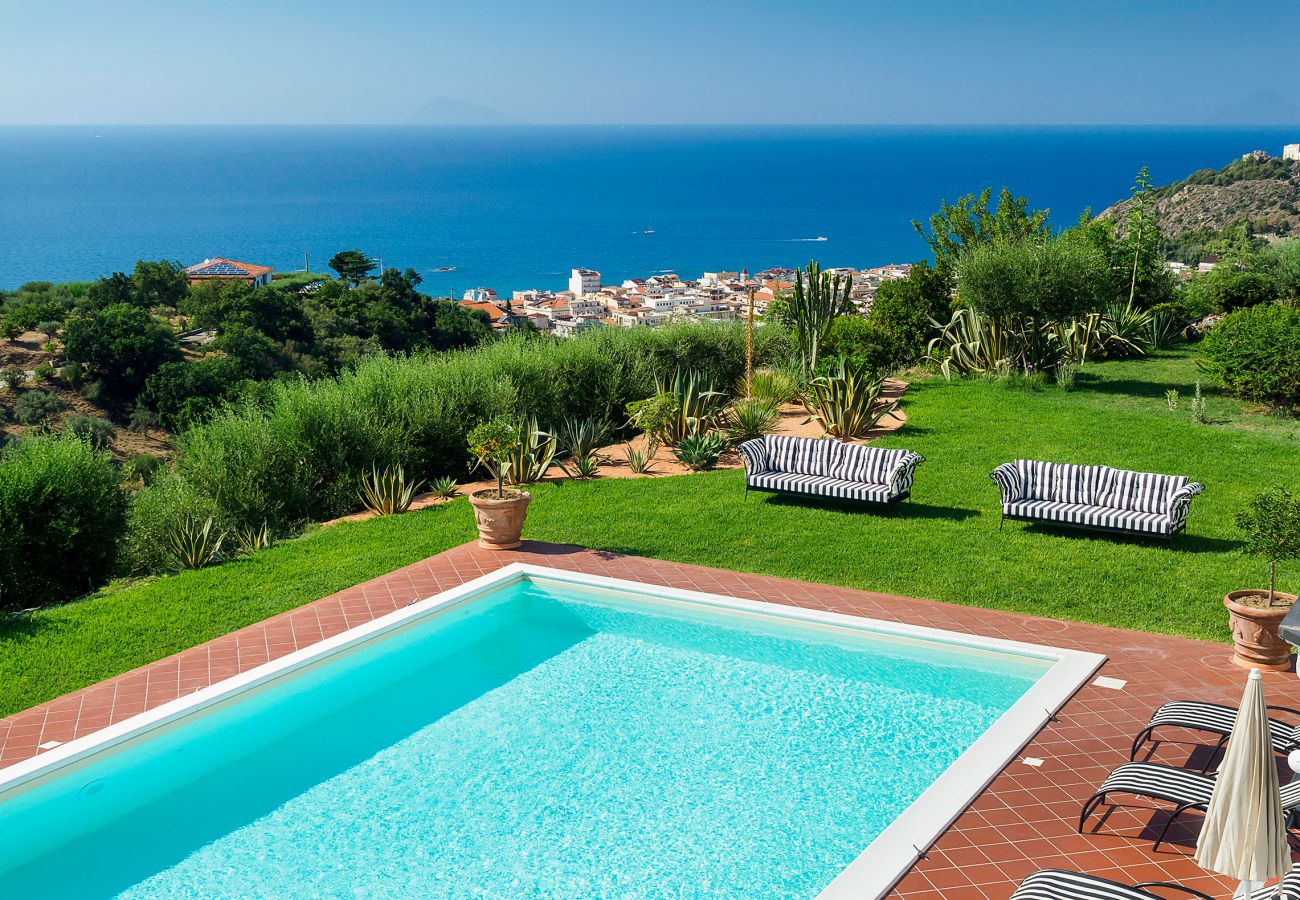 Villa a Capo d´Orlando - Lussuosa villa con piscina a Capo D'Orlando