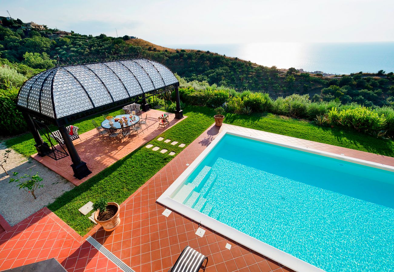 Villa a Capo d´Orlando - Lussuosa villa con piscina a Capo D'Orlando