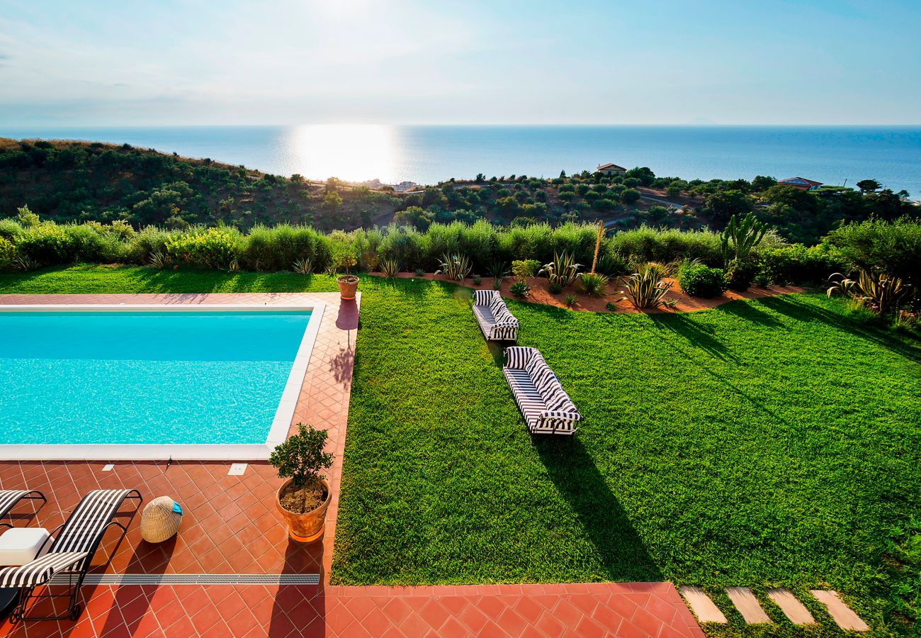 Villa a Capo d´Orlando - Lussuosa villa con piscina a Capo D'Orlando
