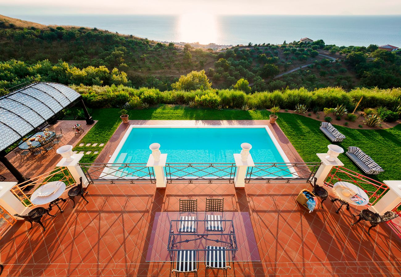 Villa a Capo d´Orlando - Lussuosa villa con piscina a Capo D'Orlando